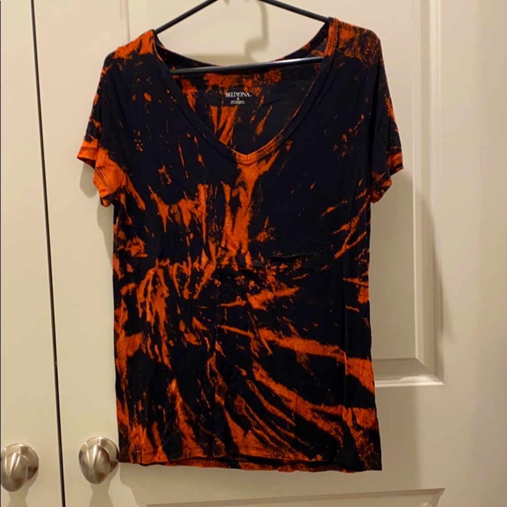 Bleach-dyed t shirt